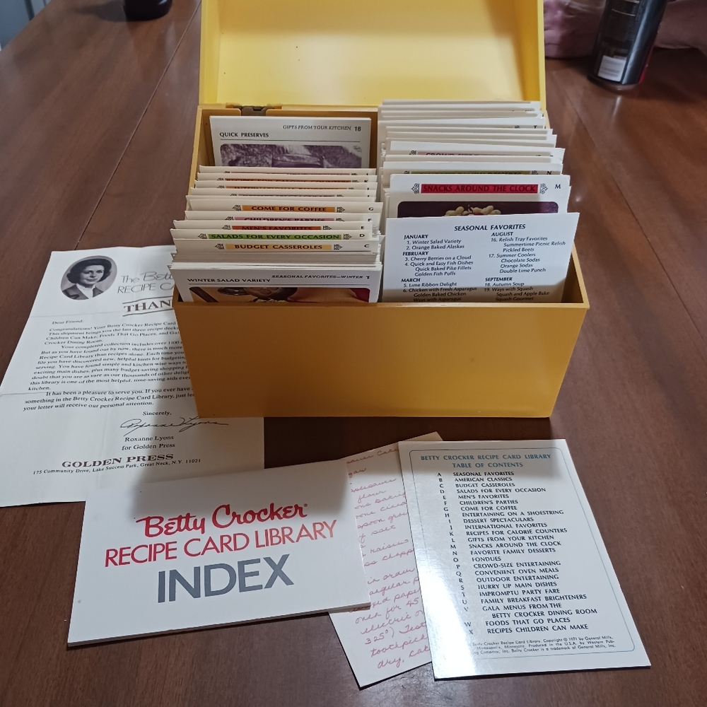 BETTY CROCKER Recipe Card Library Yellow Box & Cards Index READ